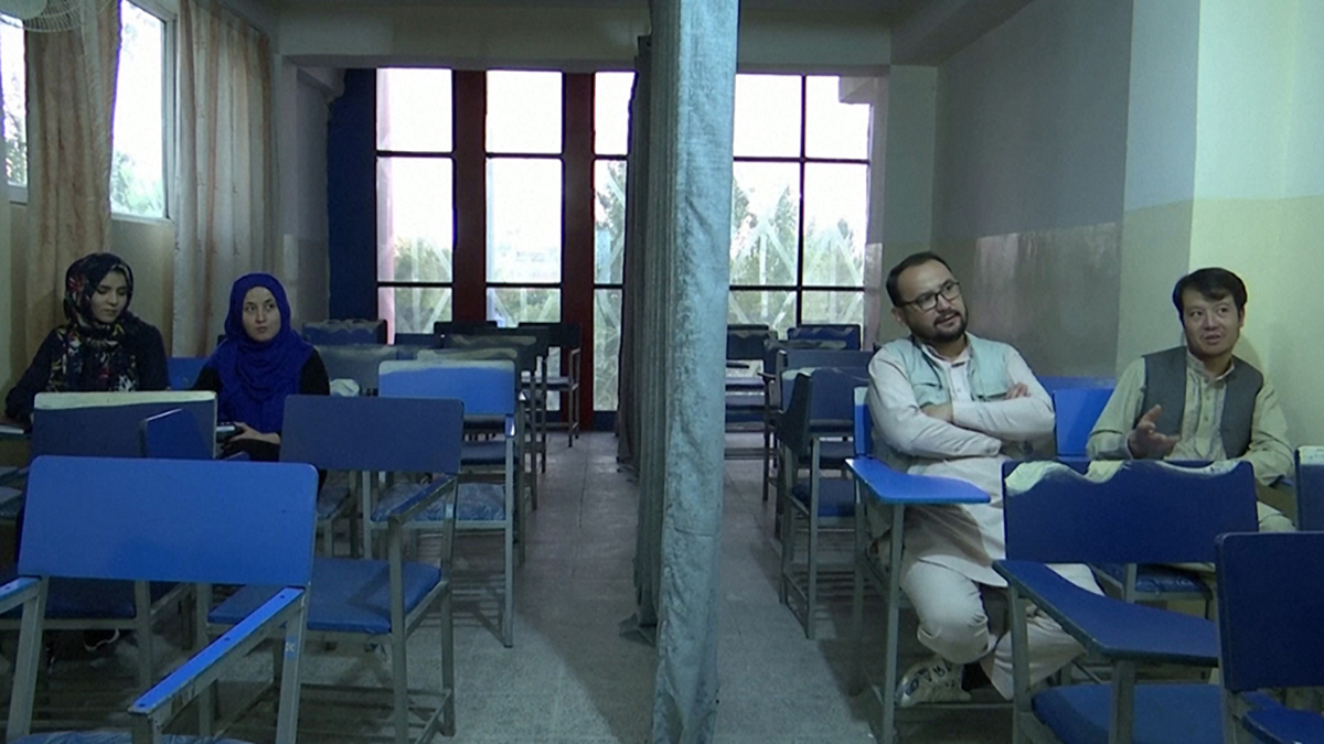 Talibanes autorizan a mujeres seguir en la universidad, pero separadas de los hombres