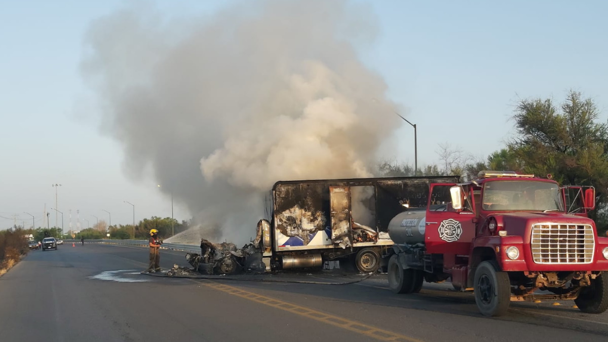 Bloquean con camiones carretera federal en Tamaulipas - tamaulipas-bloqueo-camion-incendio-2
