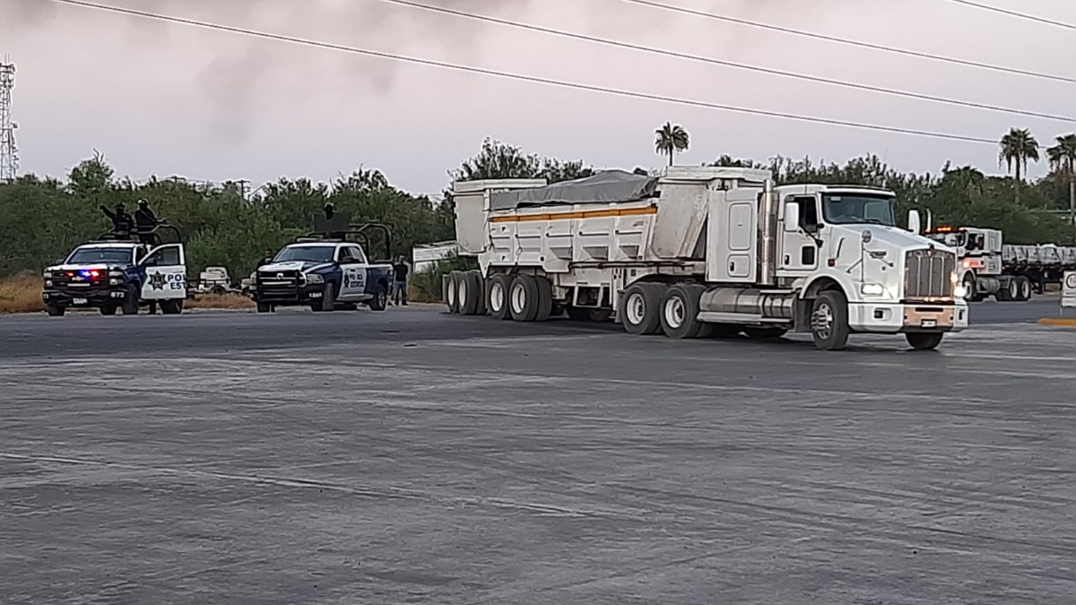 Bloquean con camiones carretera federal en Tamaulipas - tamaulipas-bloqueo-camion-incendio-3