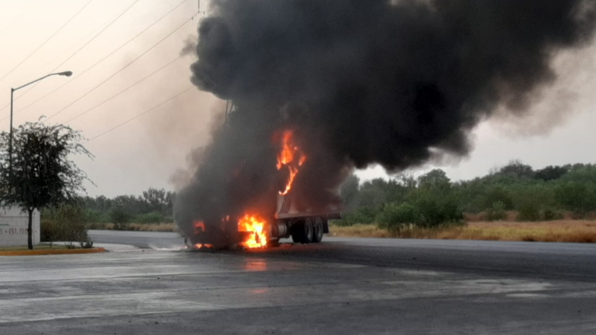 Bloquean con camiones carretera federal en Tamaulipas