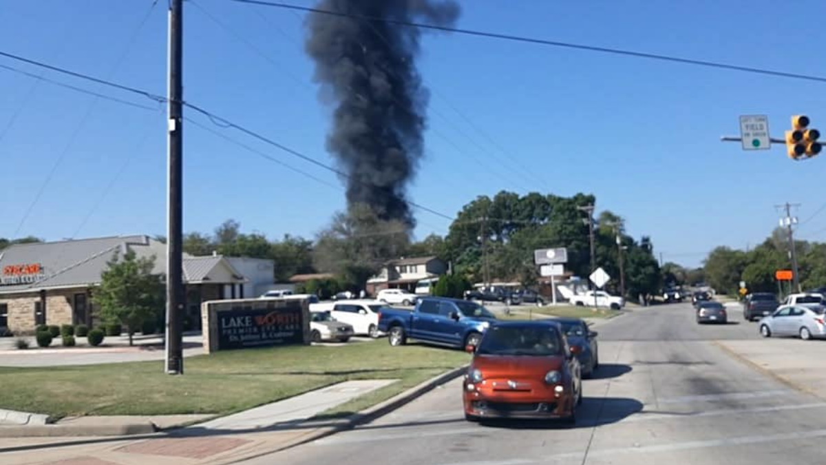 Avión militar de entrenamiento se estrella en Texas, hay dos lesionados Avión militar de entrenamiento se estrella en Texas, hay dos lesionados