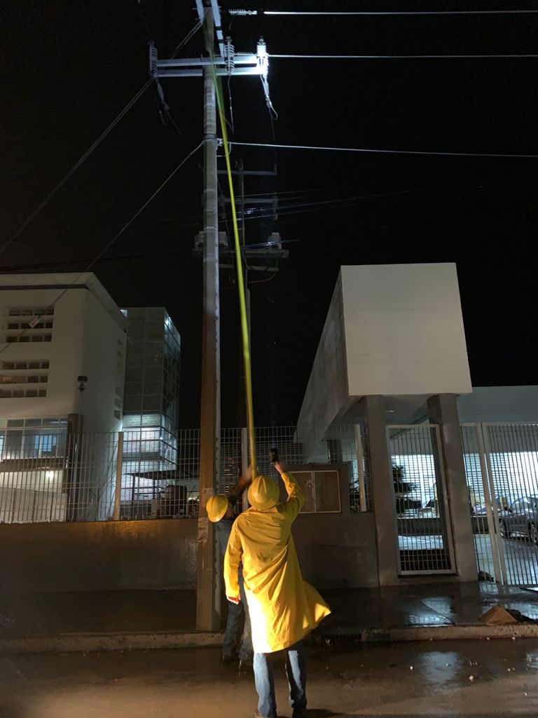 Huracán Olaf dejó sin luz a 191 mil usuarios en Baja California Sur - trabajadores-de-cfe-en-baja-california-sur