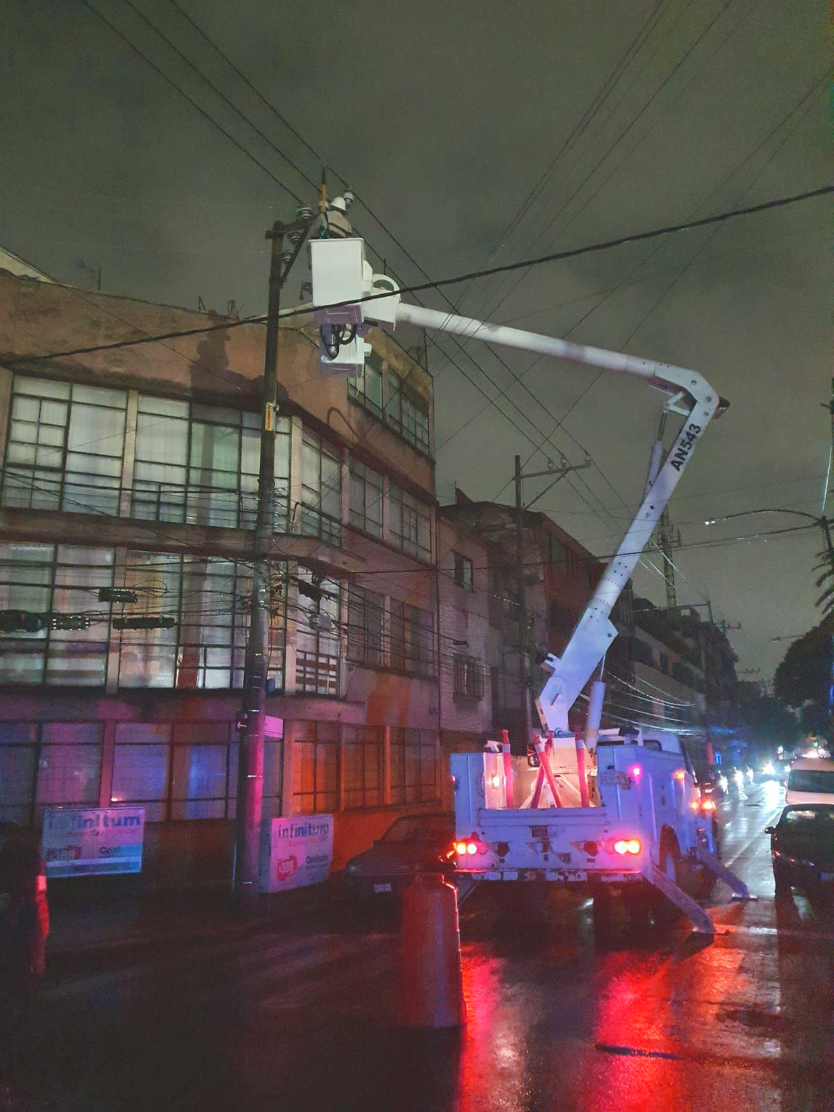 CFE restablece luz a 60 por ciento de usuarios afectados por sismo en cinco estados - trabajos-de-cfe-para-restablecer-luz-en-cdmx