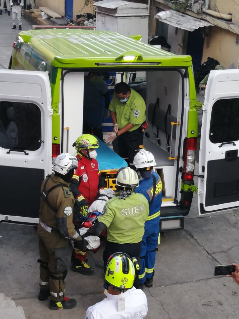 Continúa búsqueda de madre e hijo en Cerro del Chiquihuite - traslado-del-cuerpo-de-la-nina-mia-hallado-entre-escombros-del-cerro-del-chiquihuite