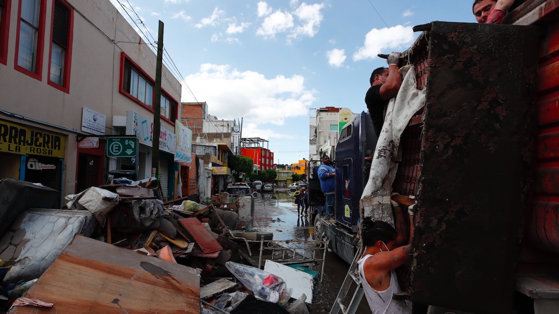 Afectados por lluvias en México rescatan entre el lodo sus pertenencias