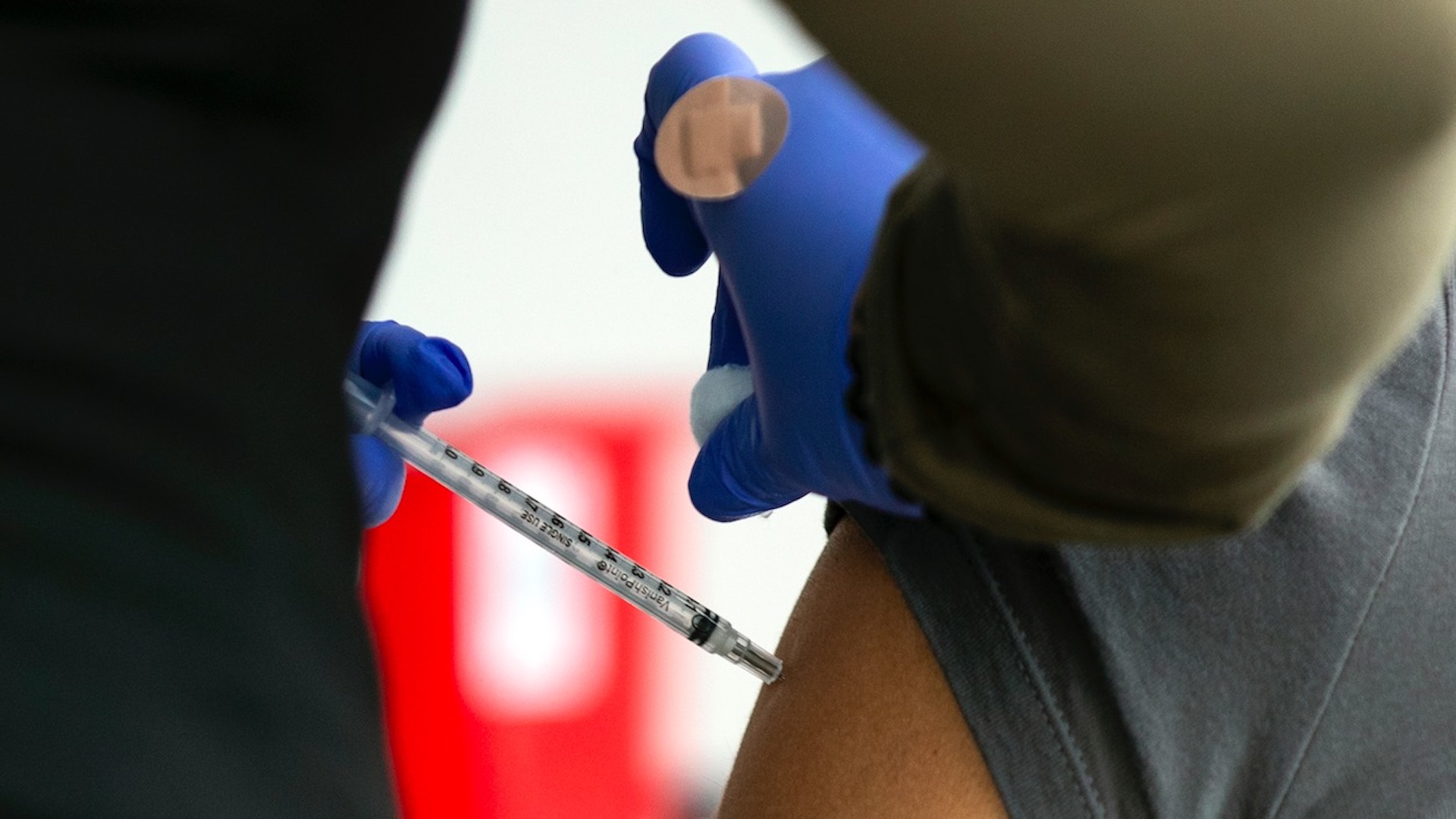 EE.UU. exigirá la vacuna contra COVID-19 para residencia permanente