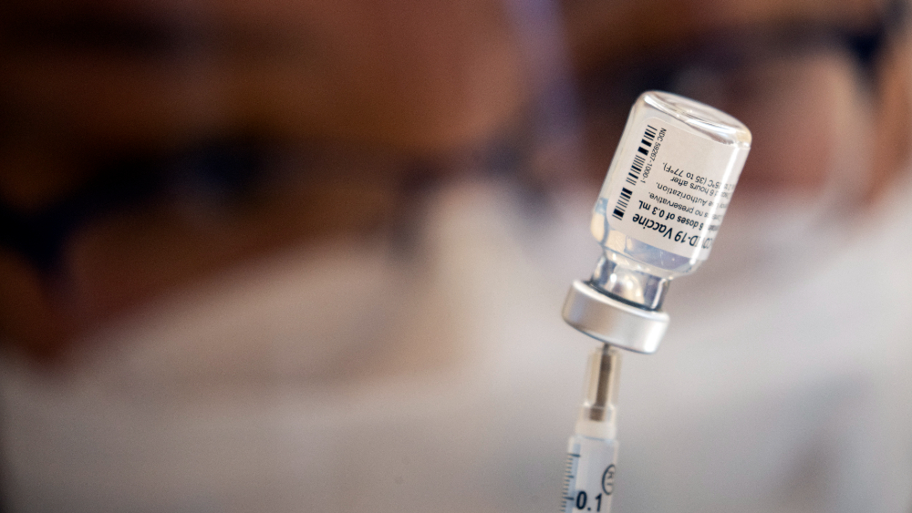 FDA autoriza cuarta dosis de vacuna contra COVID-19