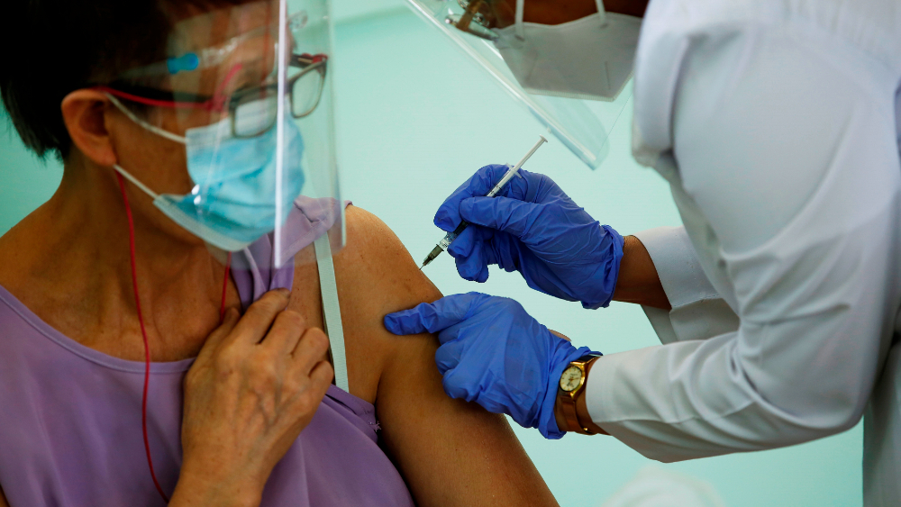 EE.UU. inicia dosis de refuerzo con 25 % de población sin vacunar