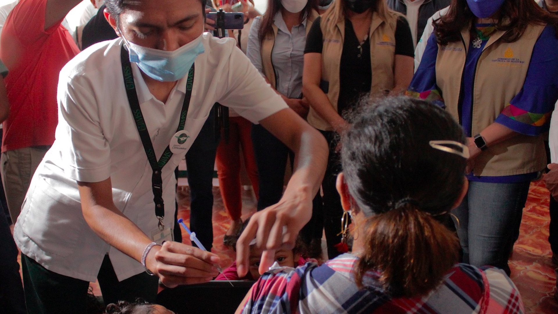 Vacunan contra el COVID-19 a migrantes hondureños en Tapachula