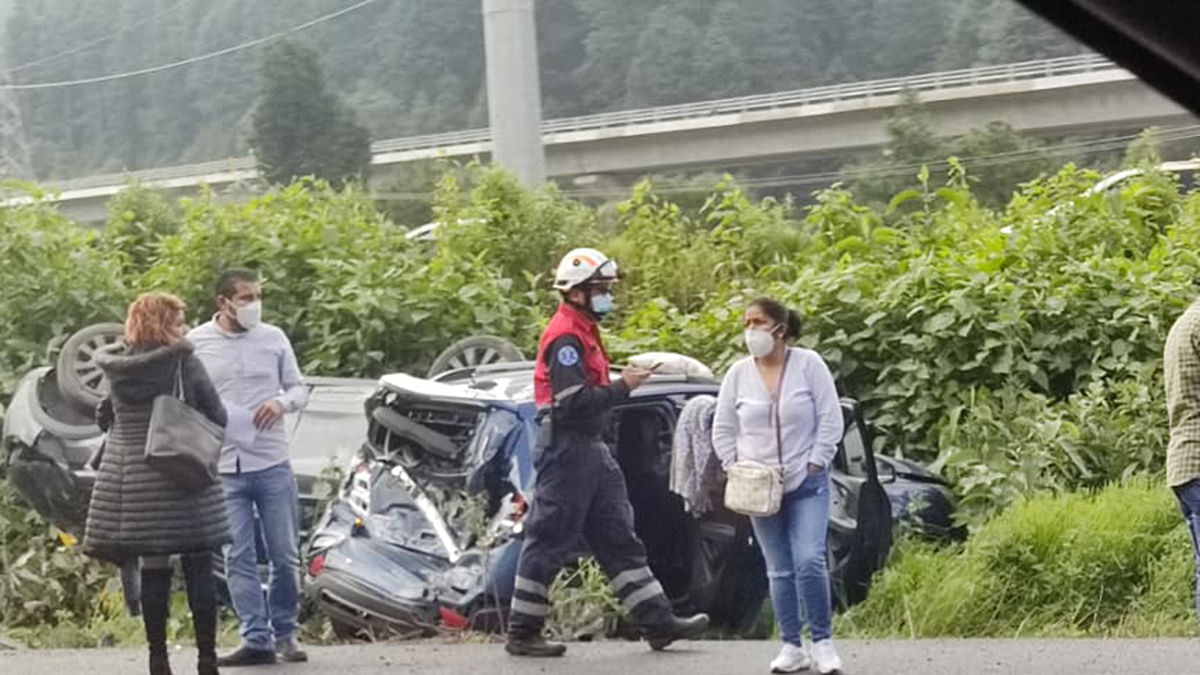 #Video Tractocamión choca contra seis autos sobre la México-Toluca - vehiculos-volcados-por-choque-de-tractocamion