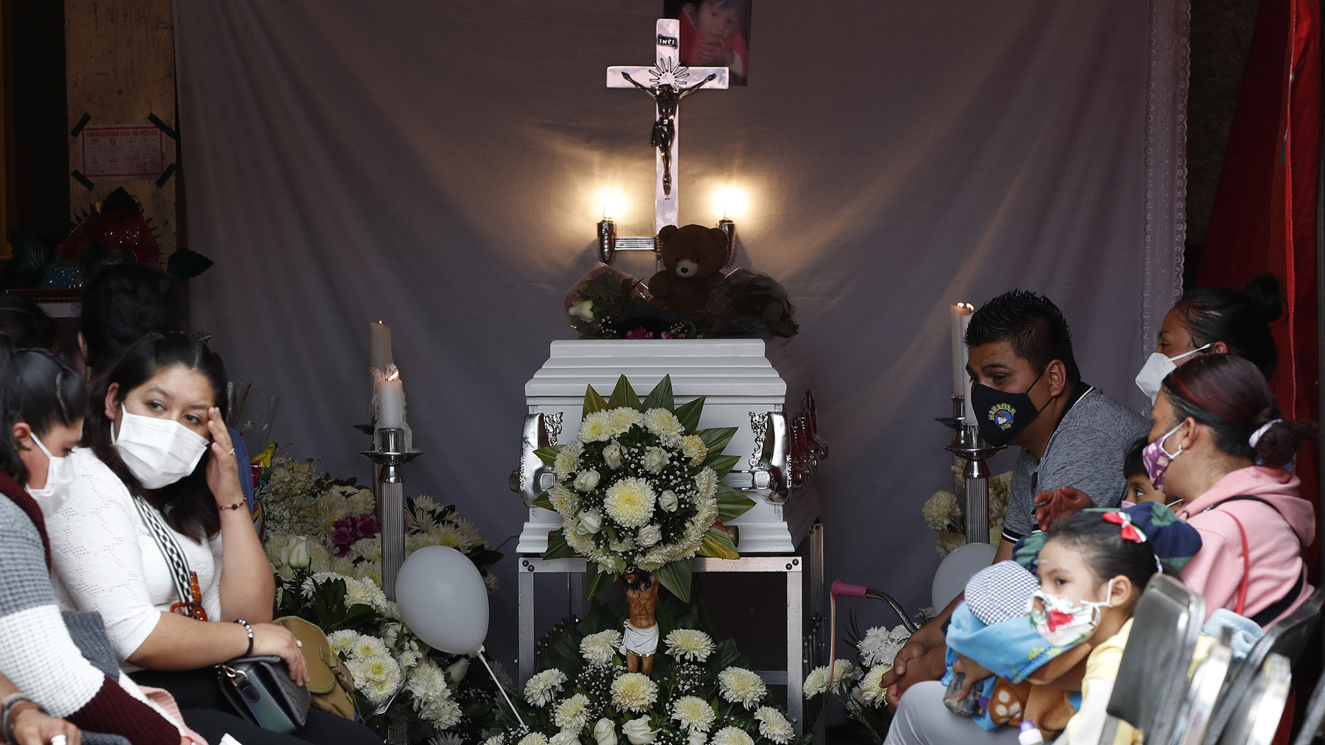 Sepultan en panteón de Tlalnepantla a Mía, víctima de derrumbe en Cerro del Chiquihuite - velorio-de-mia-nina-que-murio-en-derrumbe-del-cerro-del-chiquihuite