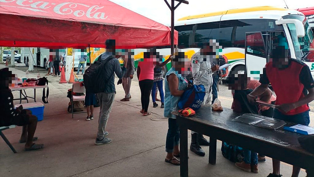 Autoridades interceptan a 71 migrantes en Veracruz