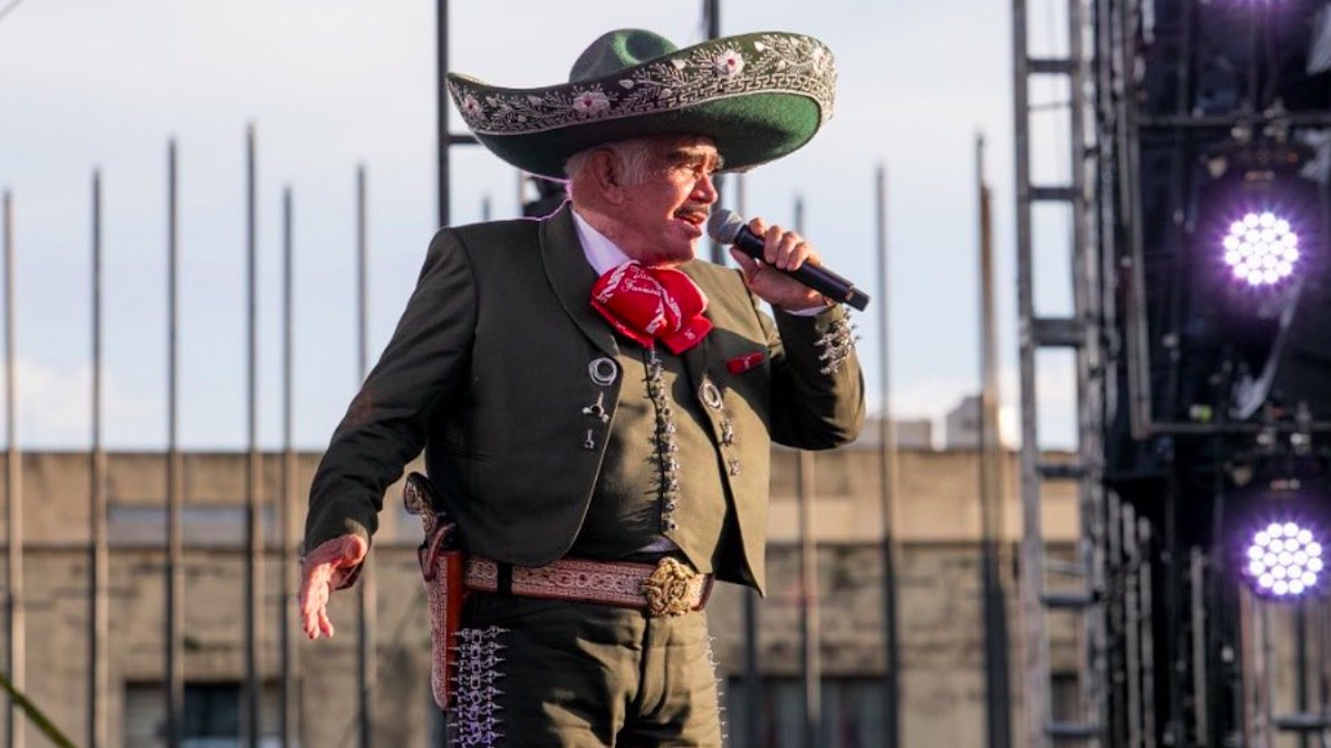 Vicente Fernández continúa en terapia intensiva; mantiene discreta mejoría