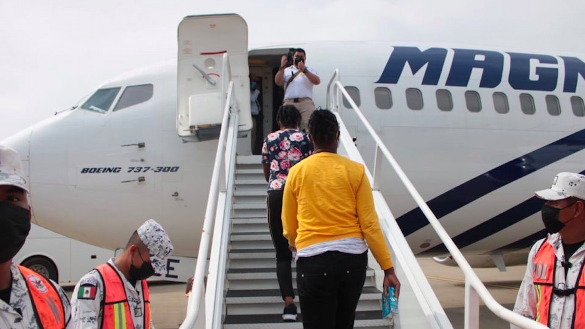 Migrante intenta escapar durante abordaje a avión que lo llevaría a Haití - vuelos-de-regreso-a-haiti