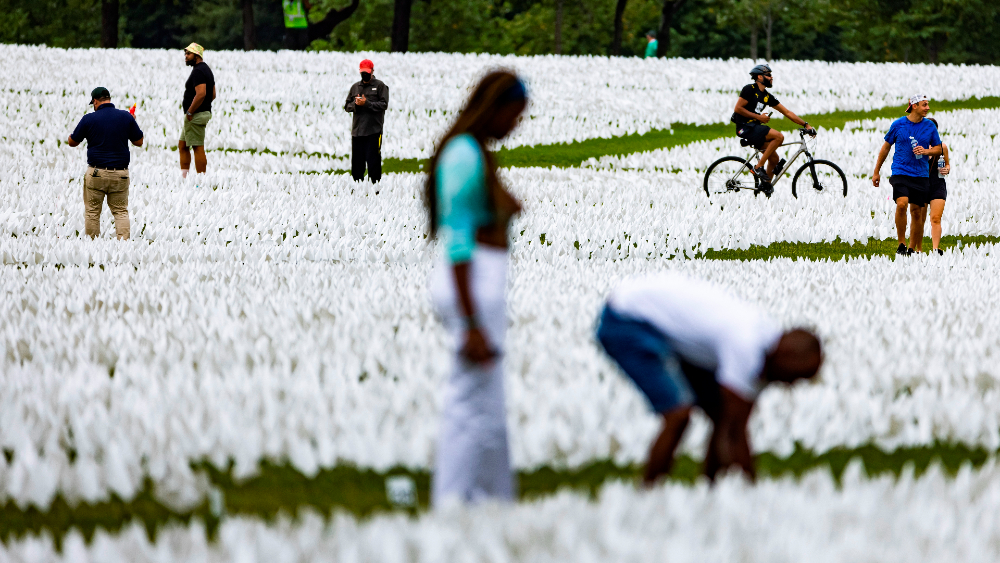 EE.UU. honra a muertos por COVID-19 con 600 mil banderas blancas - washington-eeuu-muertos-covid-banderas-blancas-3
