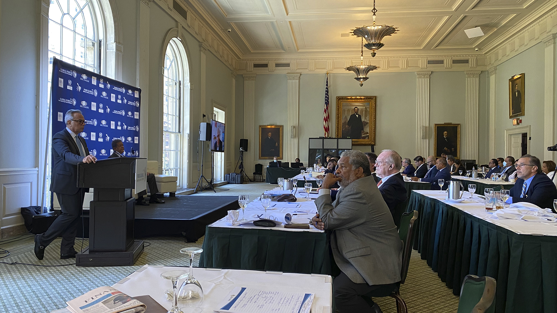 Latinoamérica vive cambios profundos: Zovatto; advierte de erosión, deterioro democrático y surgimiento de regímenes autoritarios