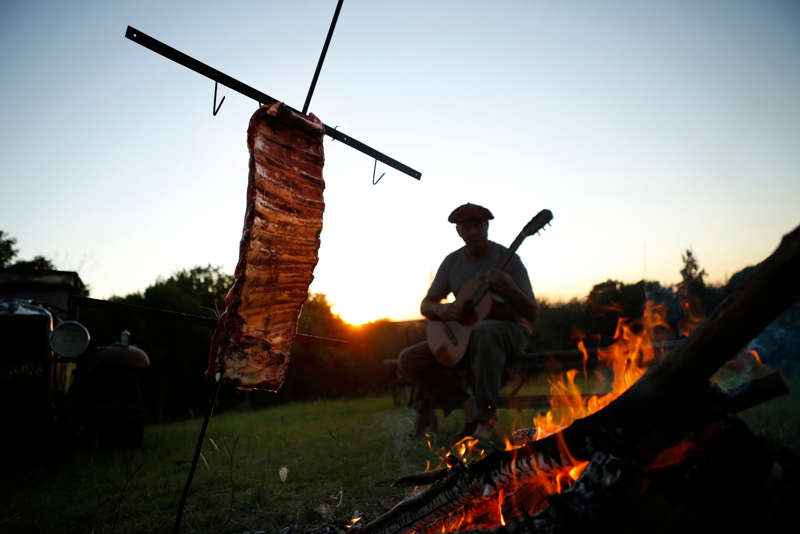 Google Arts & Culture presenta la colección: Argentina a la mesa - 4-costillar-de-carne-a-la-cruz-pablovalda-scaled