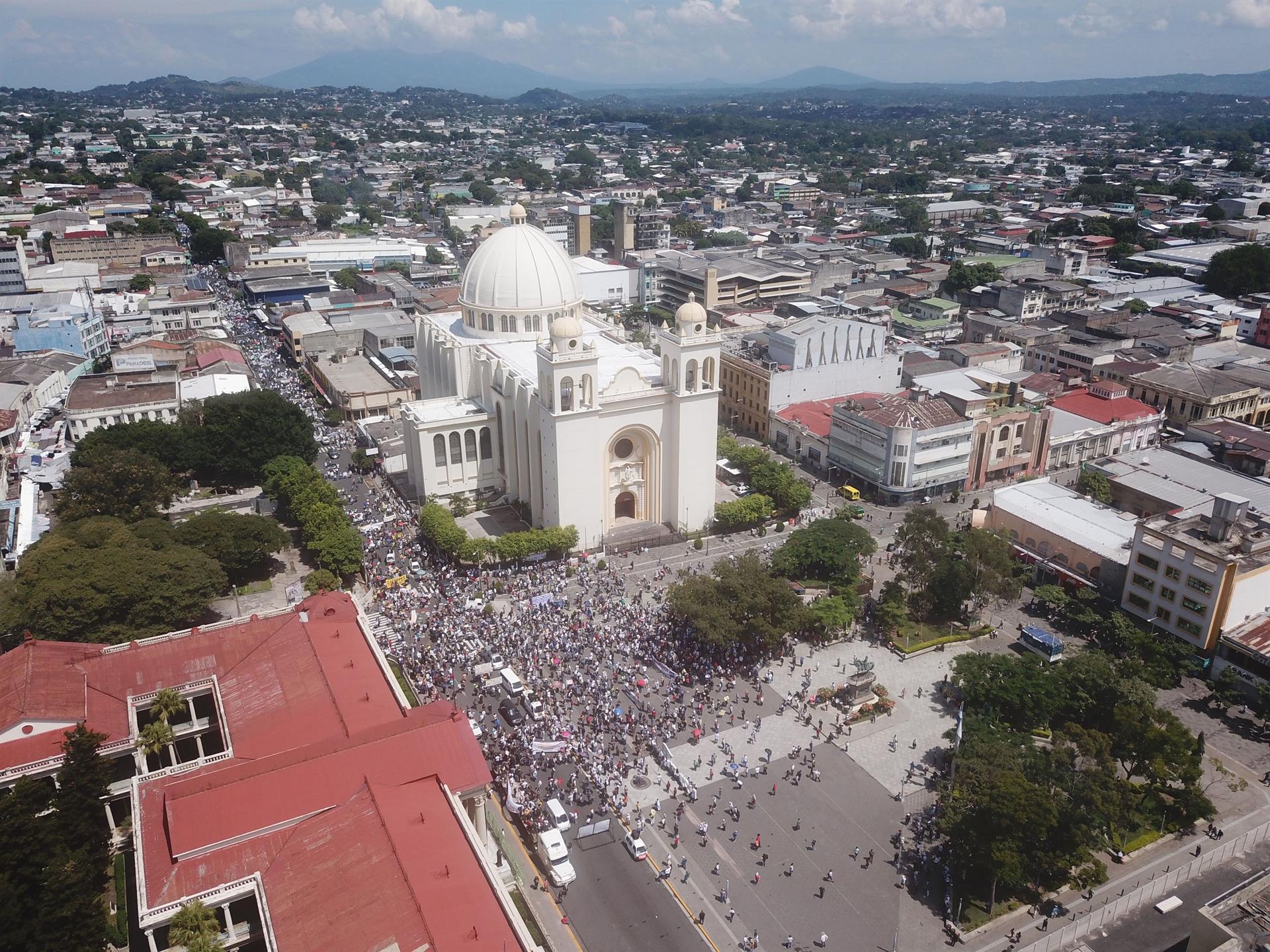 Miles de salvadoreños protestan contra las políticas de Bukele - 482e9e992ff03239e6c10685e186bb8cac7c1a5cw