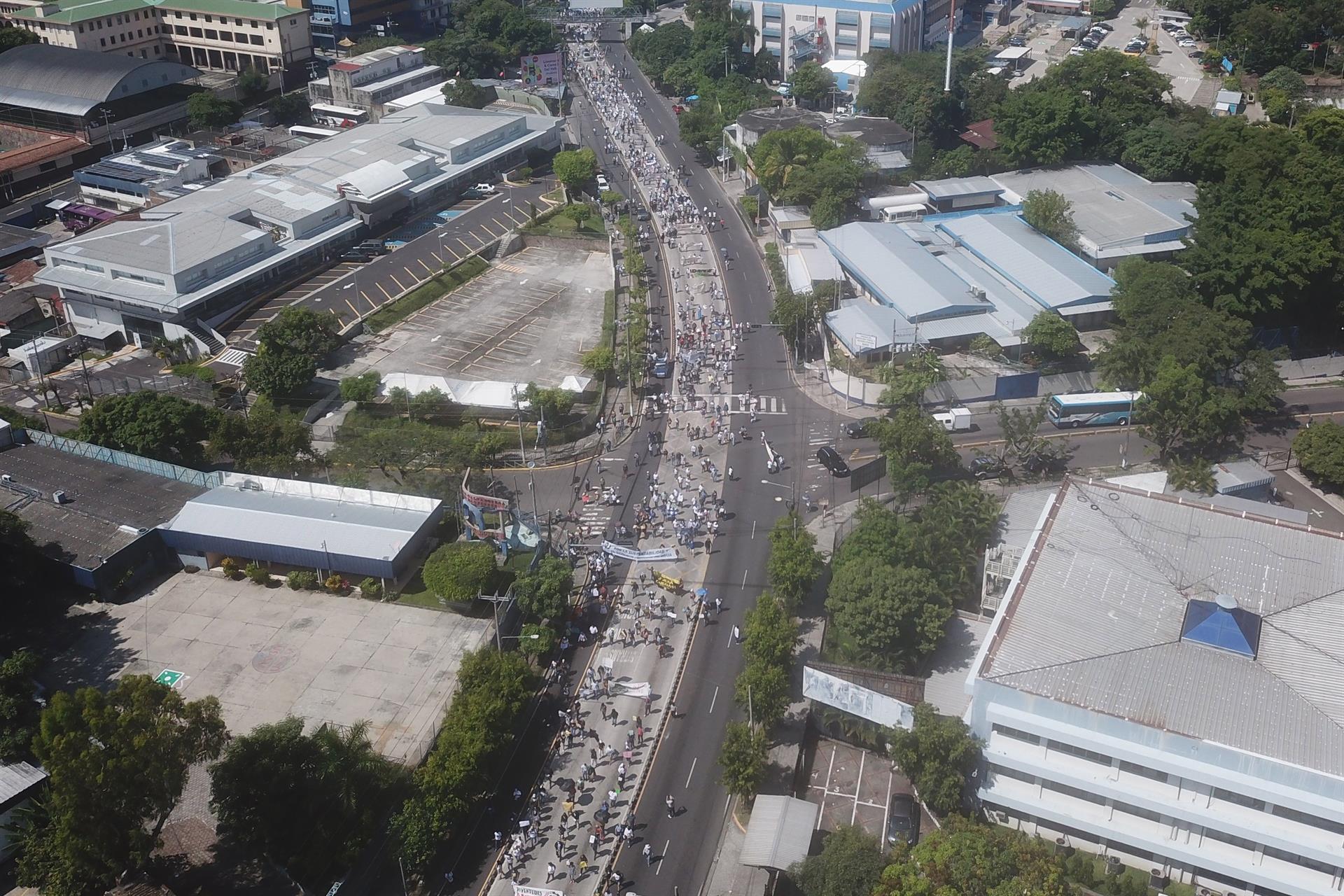 Miles de salvadoreños protestan contra las políticas de Bukele - 91d95788b096d89eaae845be94e1bf85a05c32adw