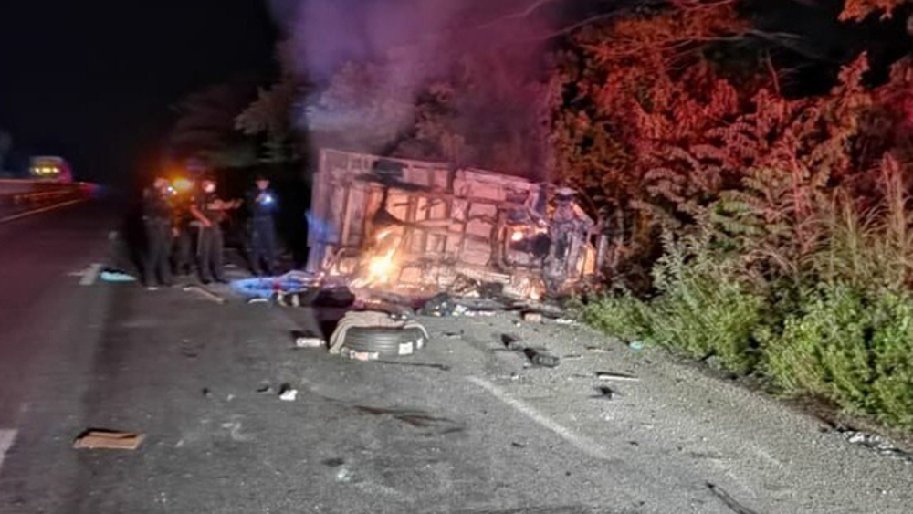 Choca camioneta con 27 migrantes en Veracruz; hay 4 muertos y 16 heridos