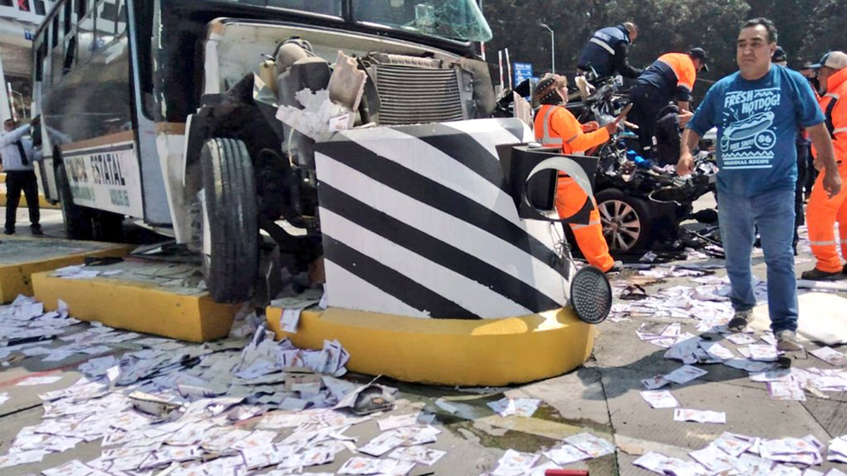 Camión de la Policía de Edomex choca contra caseta de la Lerma-La Marquesa; hay 12 heridos Camión de la Policía de Edomex choca contra caseta de la Lerma-La Marquesa; hay 12 heridos