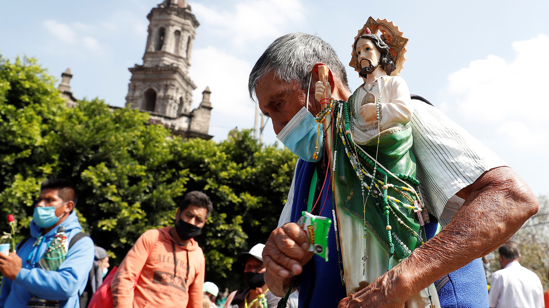 Miles de feligreses llegan a la Ciudad de México para celebrar a San Judas Tadeo - adulto-mayor-llega-con-figura-de-san-judas-tadeo-a-templo-de-san-hipolito-en-cdmx