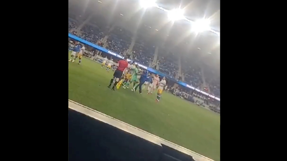 #Video Aficionado de Cruz Azul golpea a jugadores del San José Earthquakes