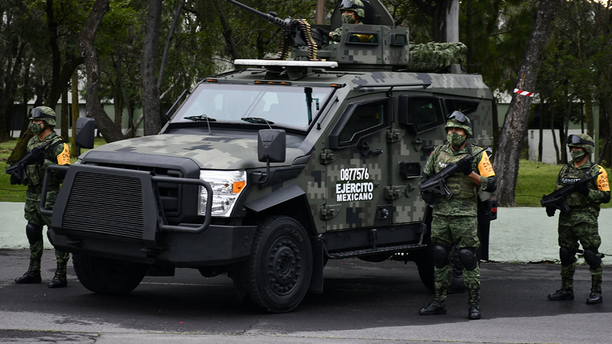 Camioneta de Sedena vuelca en persecución en Durango; hay cinco muertos Camioneta de Sedena vuelca en persecución en Durango; hay cinco muertos