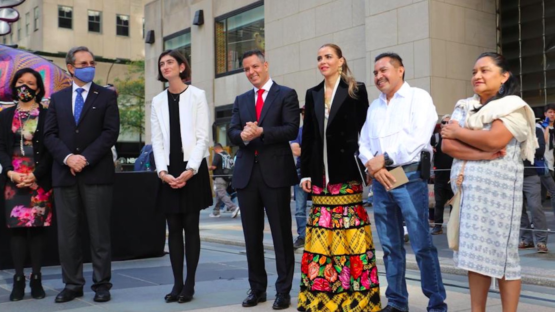 Dos alebrijes oaxaqueños llegan al Rockefeller Center de Nueva York - alebrijes-en-oaxaca