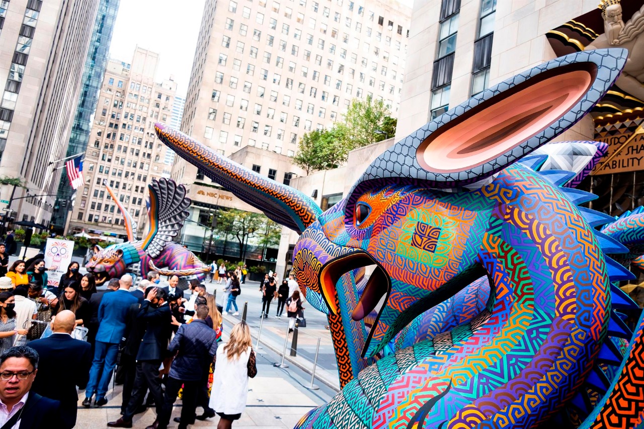 Dos alebrijes oaxaqueños llegan al Rockefeller Center de Nueva York - alebrijes-rockefeller-center1