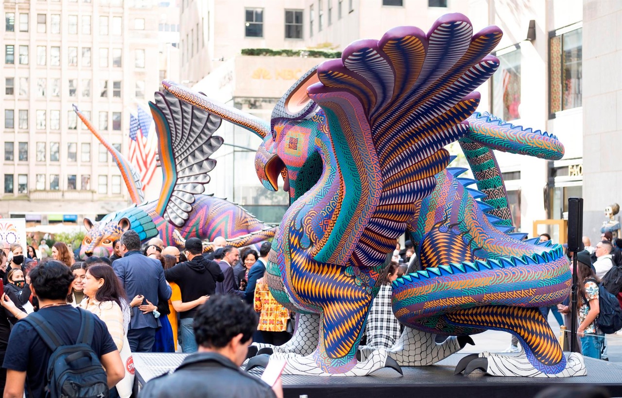 Dos alebrijes oaxaqueños llegan al Rockefeller Center de Nueva York - alebrijes-rockefeller-center2