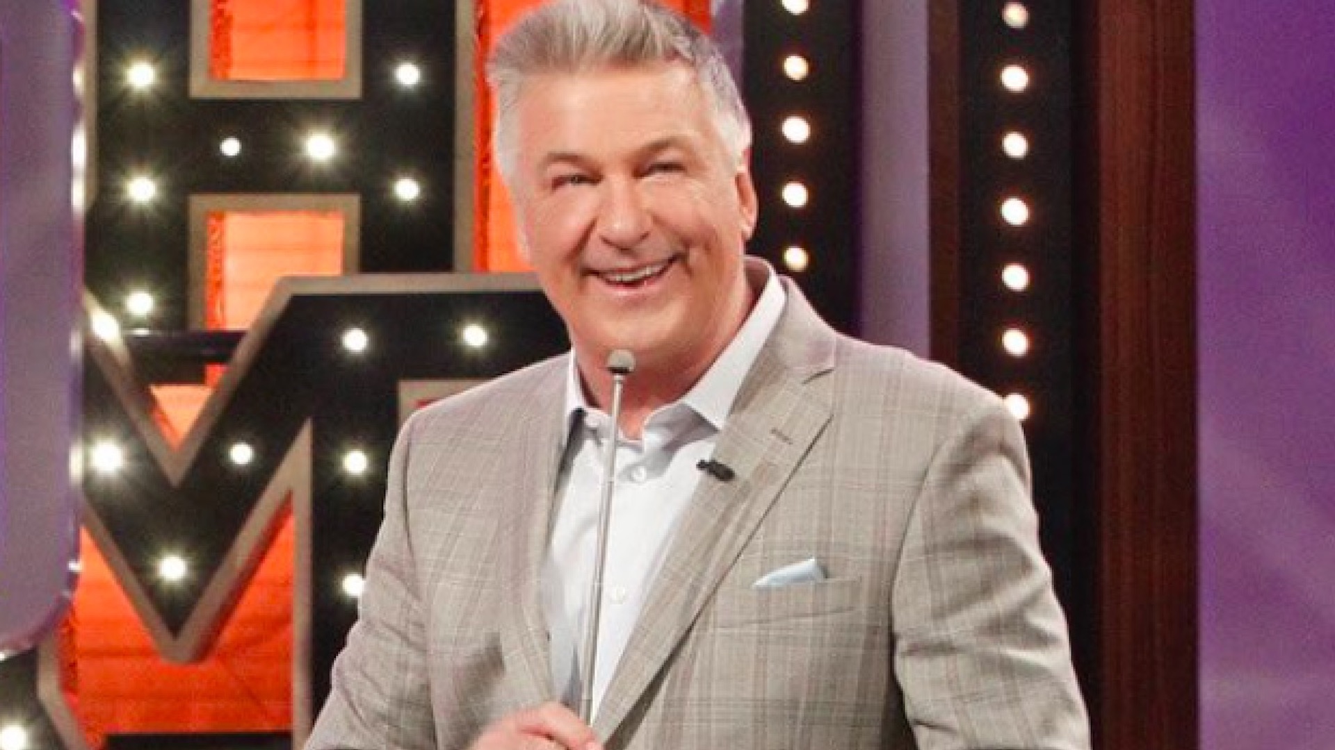 Asistente que entregó arma a Alec Baldwin revela que no la revisó