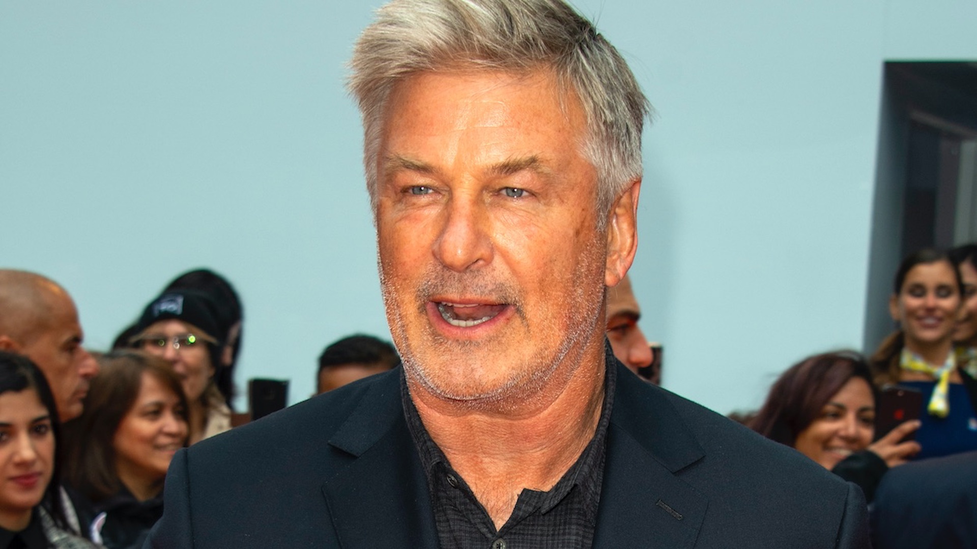 Alec Baldwin dispara accidentalmente con arma de utilería y mata a una mujer durante rodaje