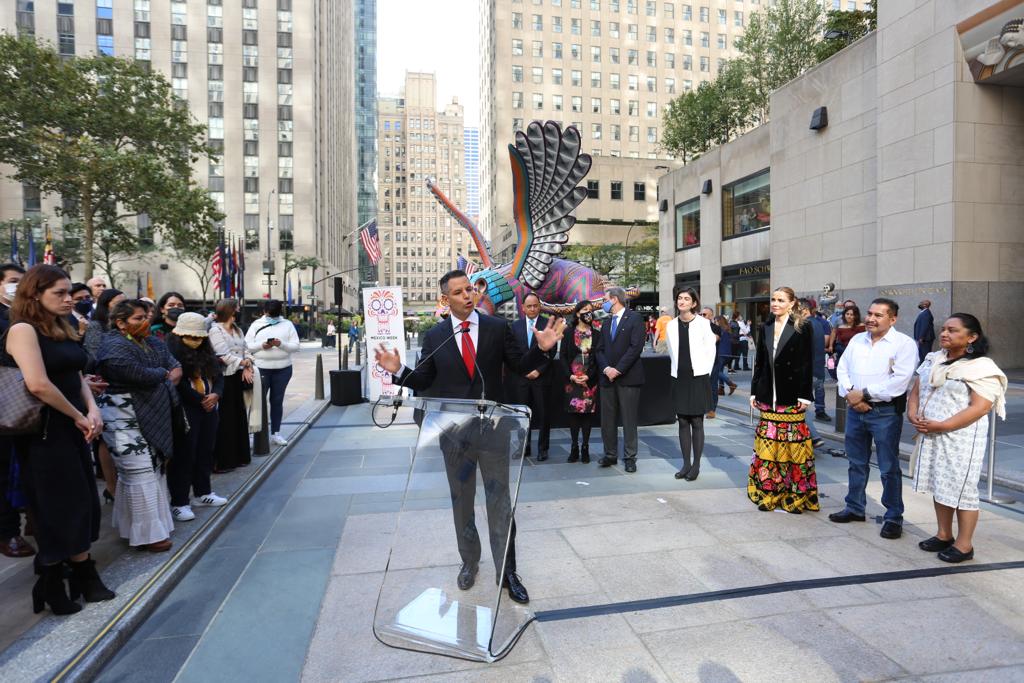Dos alebrijes oaxaqueños llegan al Rockefeller Center de Nueva York - alej