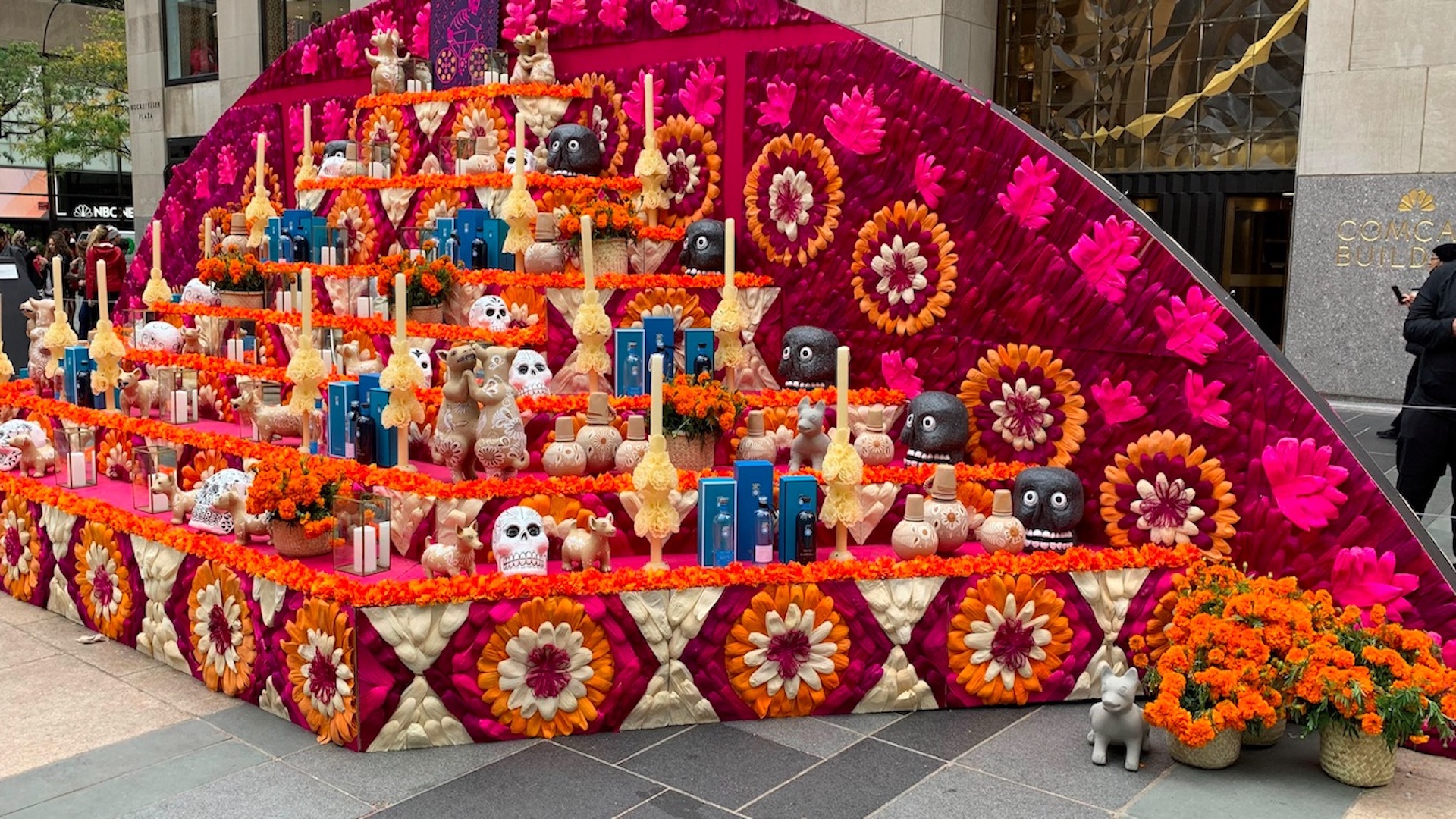 Instalan ofrenda de Día de Muertos en el Rockefeller Center