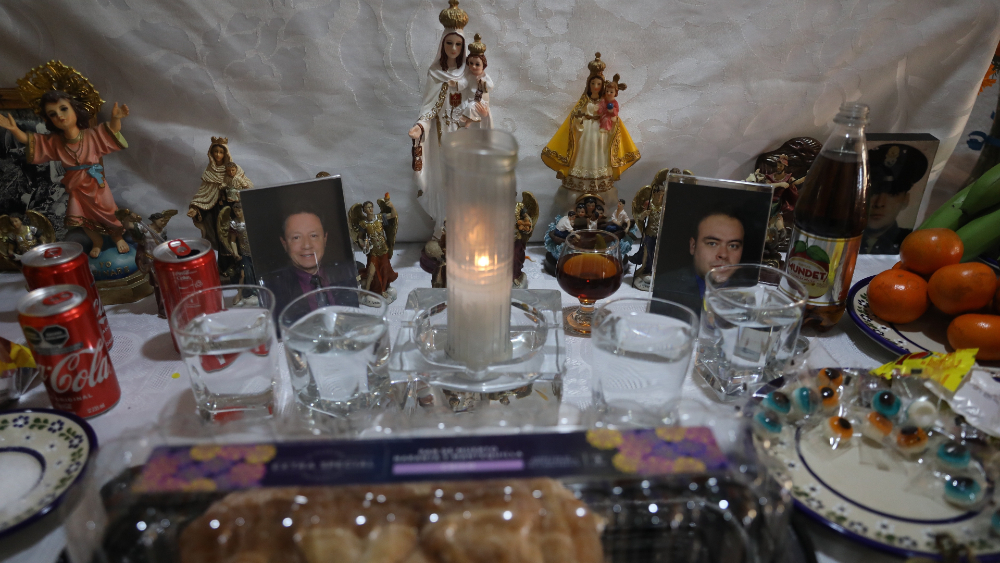 “Murieron de COVID-19”: pandemia llena altares del Día de Muertos “Murieron de COVID-19”: pandemia llena altares del Día de Muertos