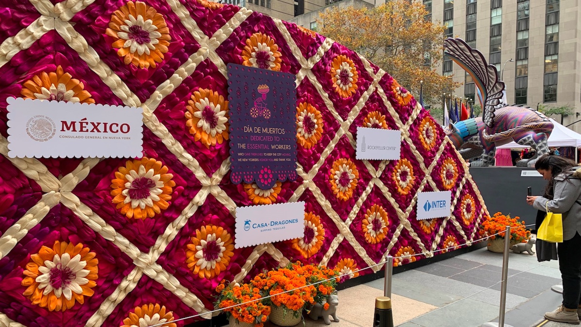 Instalan ofrenda de Día de Muertos en el Rockefeller Center - altar-rockefeller-center