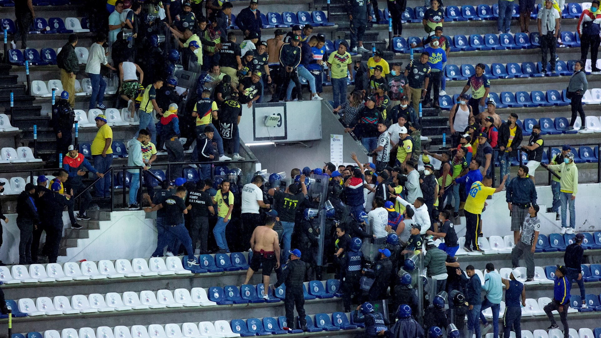 Castigan a Pumas y América por violencia entre aficionados; hay aviso de veto para las Águilas