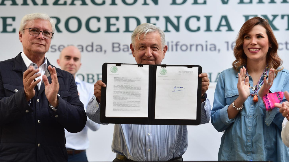 López Obrador firma acuerdo para regularización de autos ‘chocolate’