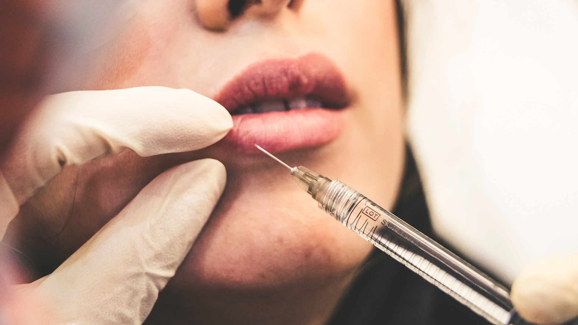 Reino Unido prohíbe aplicación de bótox a menores de edad