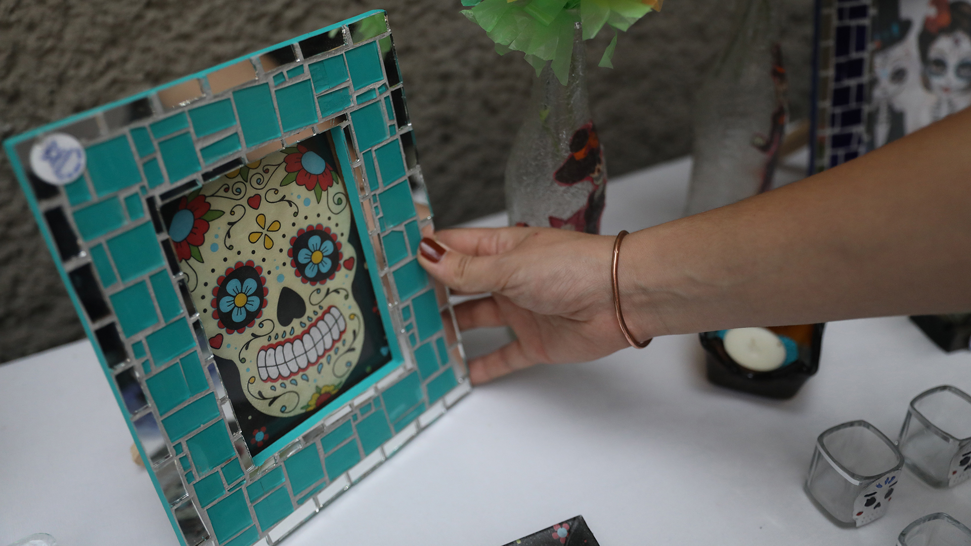 Calaveras y dulces salvan a artesanos de la crisis en el Día de Muertos - artesania-de-vidrio-reciclado