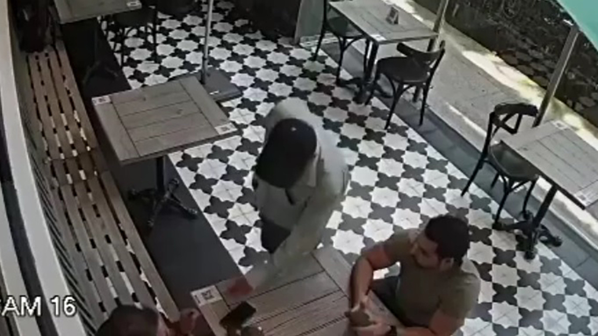 #Video Asaltante armado roba reloj en Polanco a comensal de restaurante #Video Asaltante armado roba reloj en Polanco a comensal de restaurante