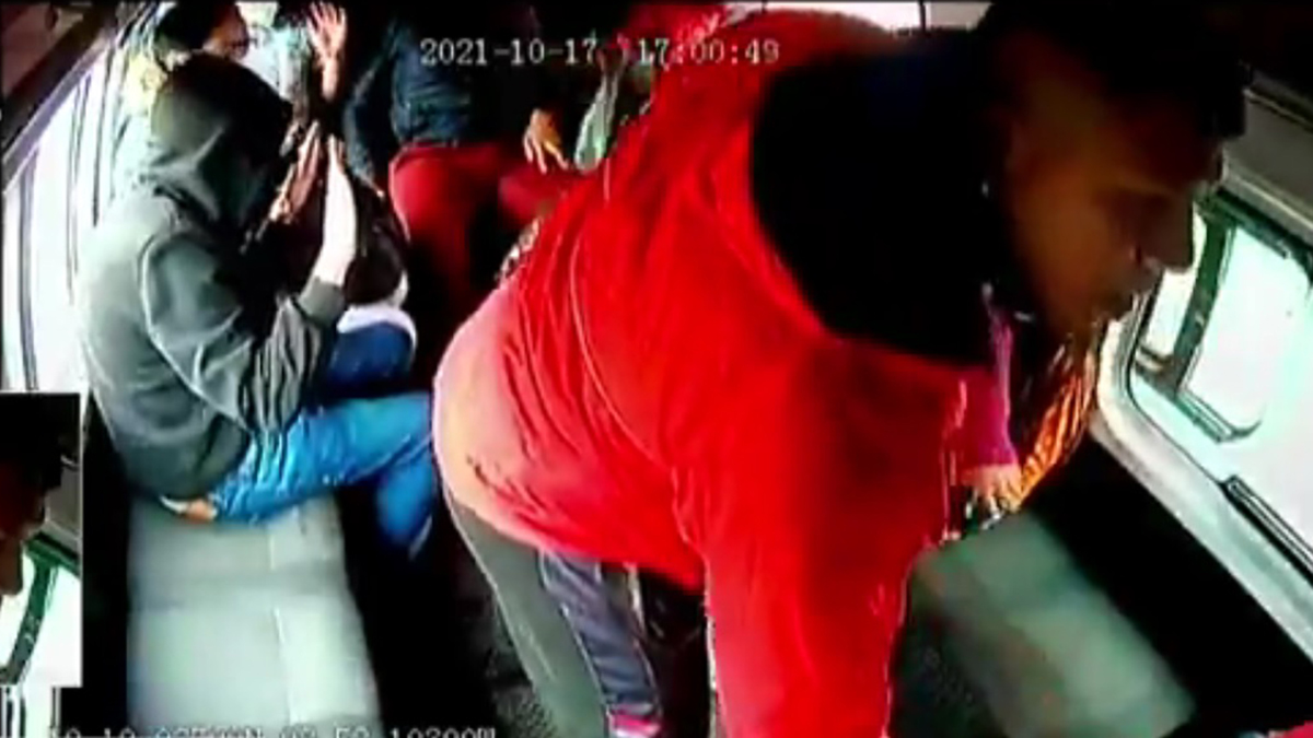 #Video Golpean a mujer en asalto a transporte público en Edomex