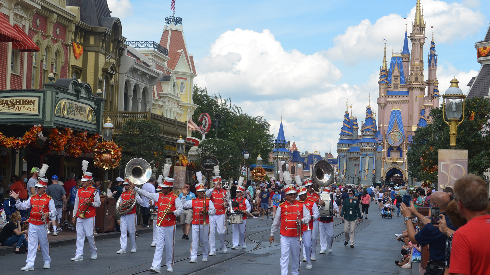 Diez curiosidades sobre Walt Disney World en sus 50 años de magia - banda-de-guerra-frente-al-castillo-de-cenicienta