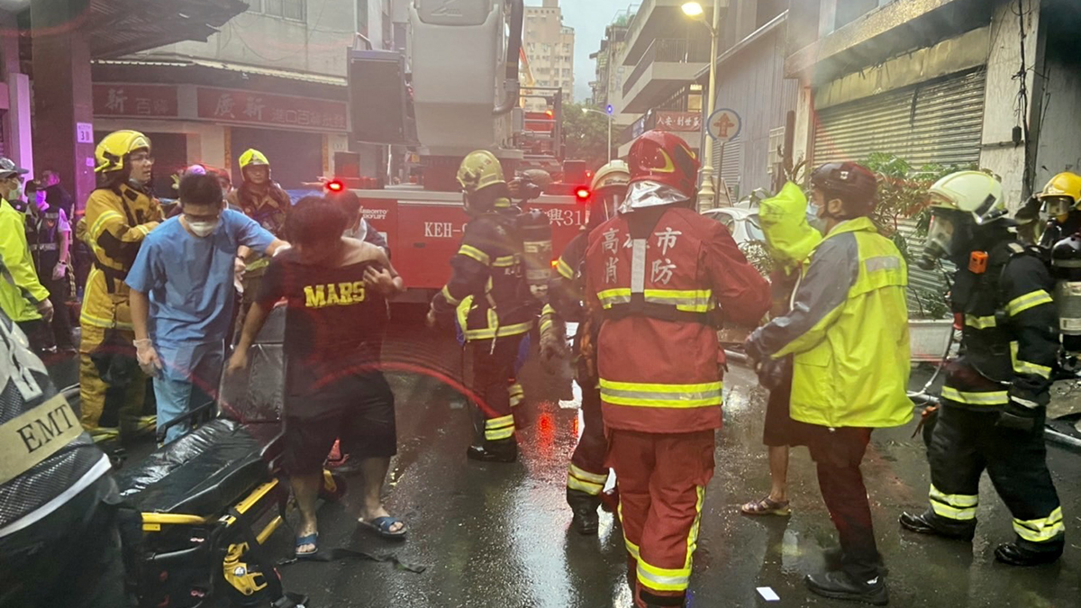 Incendio en edificio residencial de Taiwán deja al menos 46 muertos - bomberos-laboran-tras-extinguir-incendio-en-edificio-de-taiwan