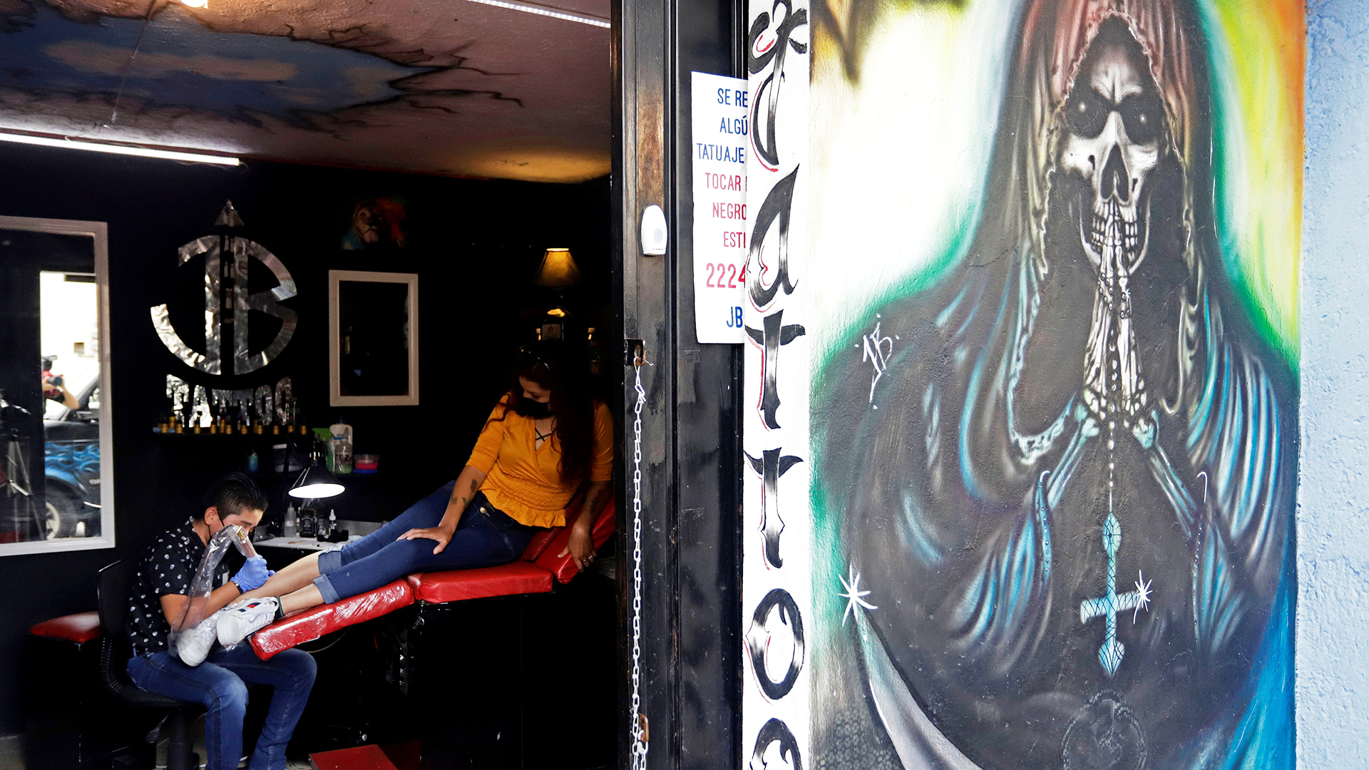 Brandon, el niño tatuador que plasma su talento en la piel - brandon-en-realizacion-de-tatuaje