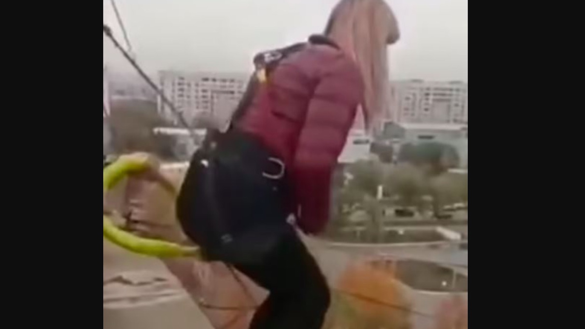 #Video Mujer muere tras lanzarse de bungee en Kazajistán