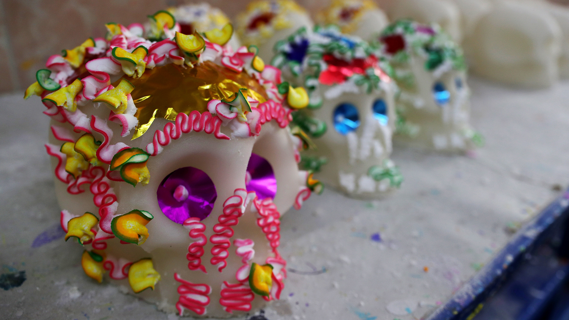 Calaveras y dulces salvan a artesanos de la crisis en el Día de Muertos
