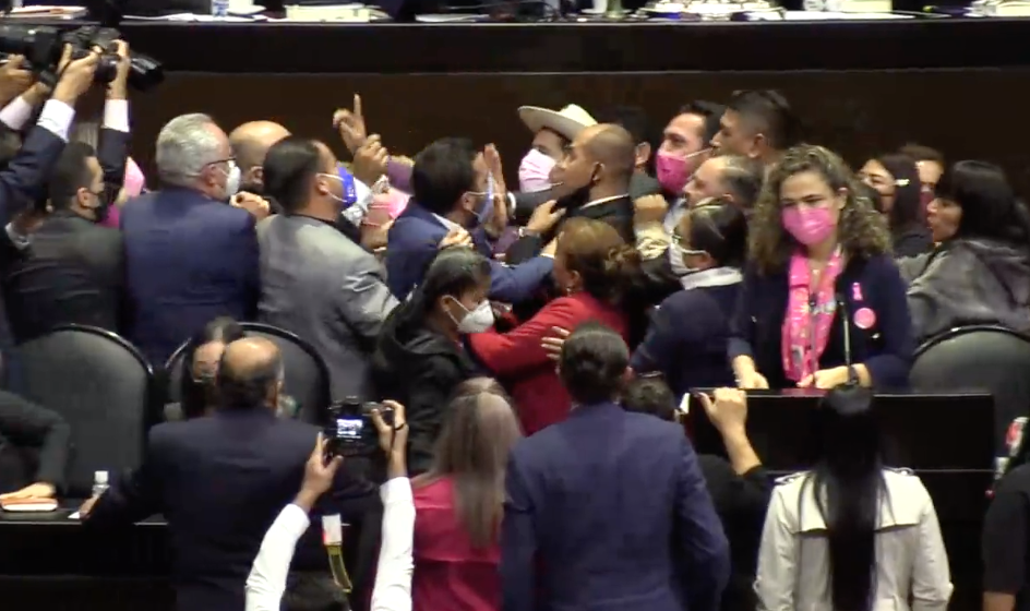 Gritos, jaloneos e incluso golpes en la Cámara de Diputados