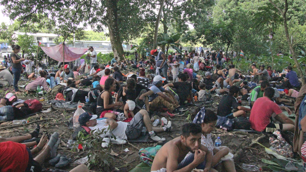 Caravana migrante descansa y sana heridas en Huixtla, Chiapas